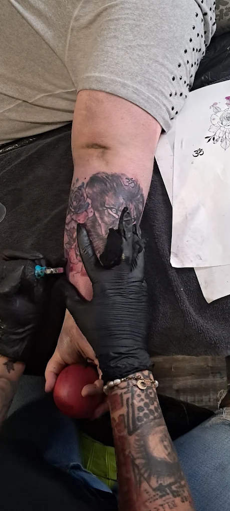 Tätowierung in Arbeit im Back to Tattoo Studio