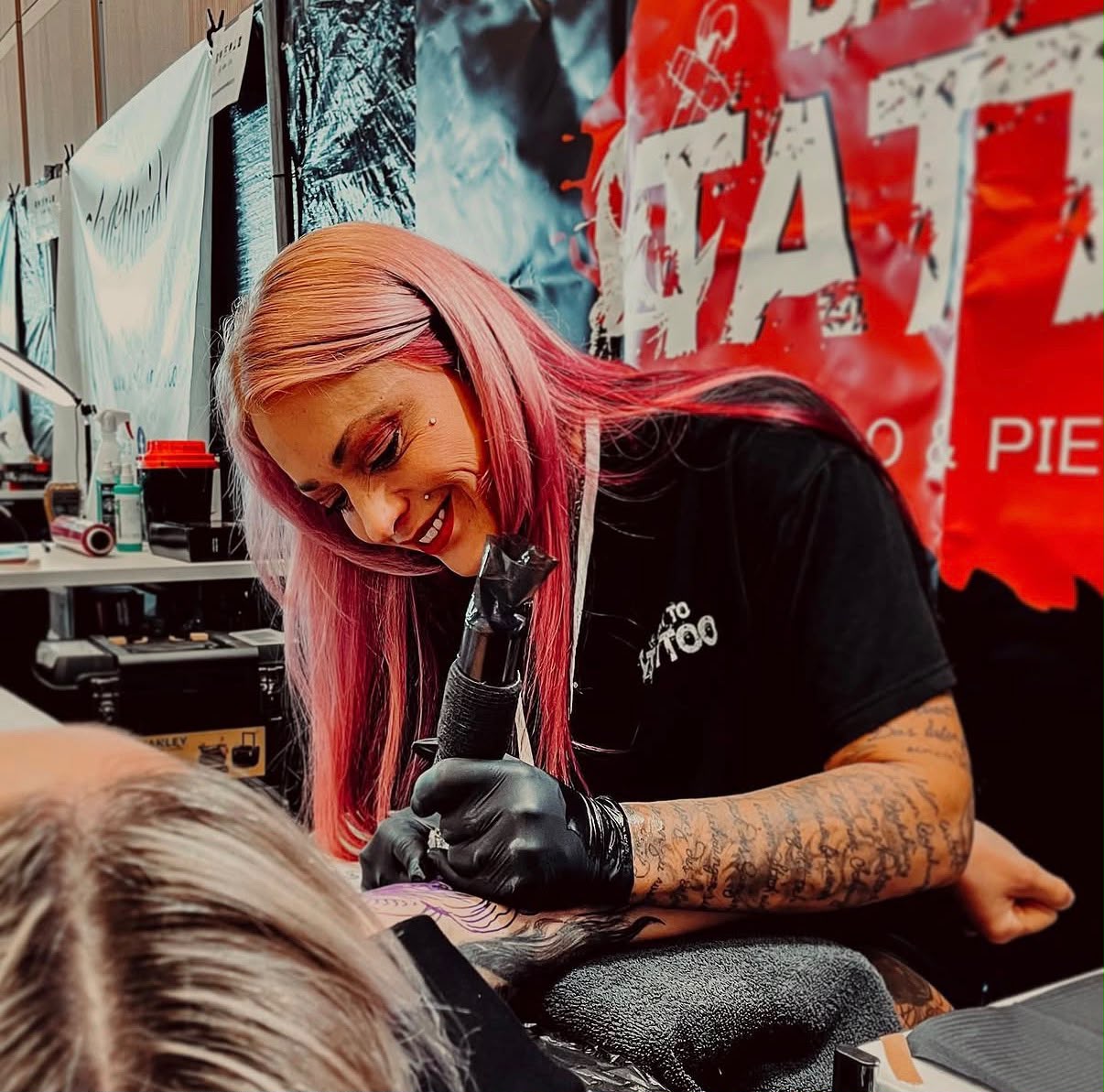 Sabrina Lechner bei der Arbeit im Back to Tattoo Studio