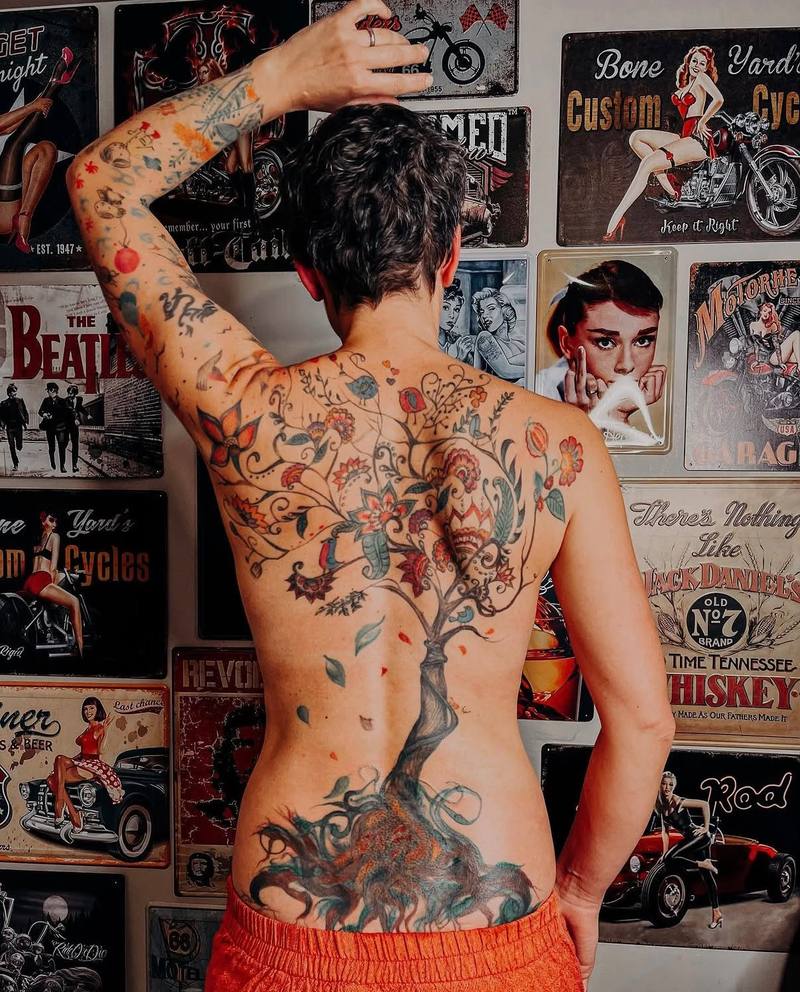 Farbiges Baum-Tattoo über den gesamten Rücken