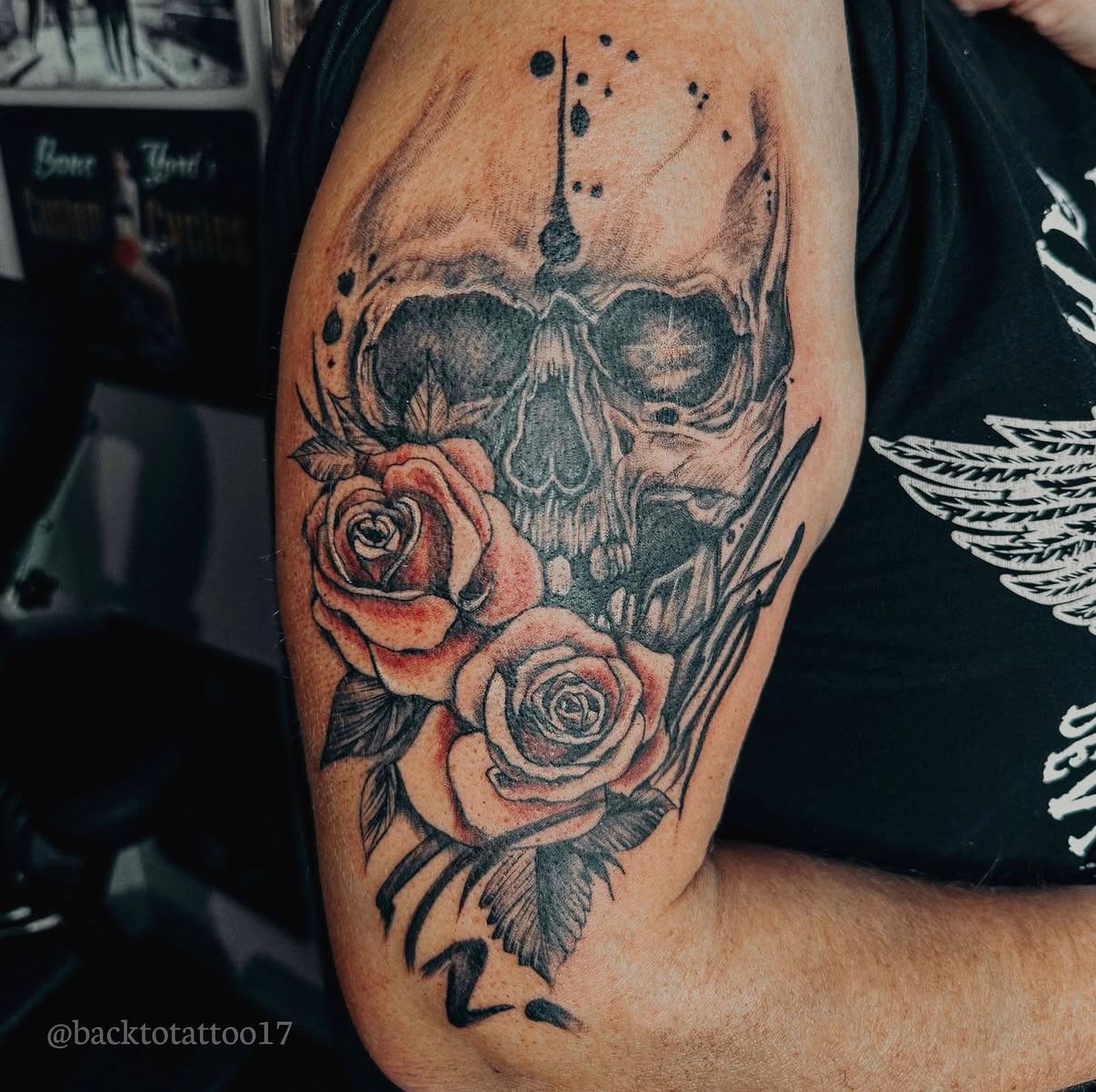 Totenkopf mit roten Rosen am Oberarm