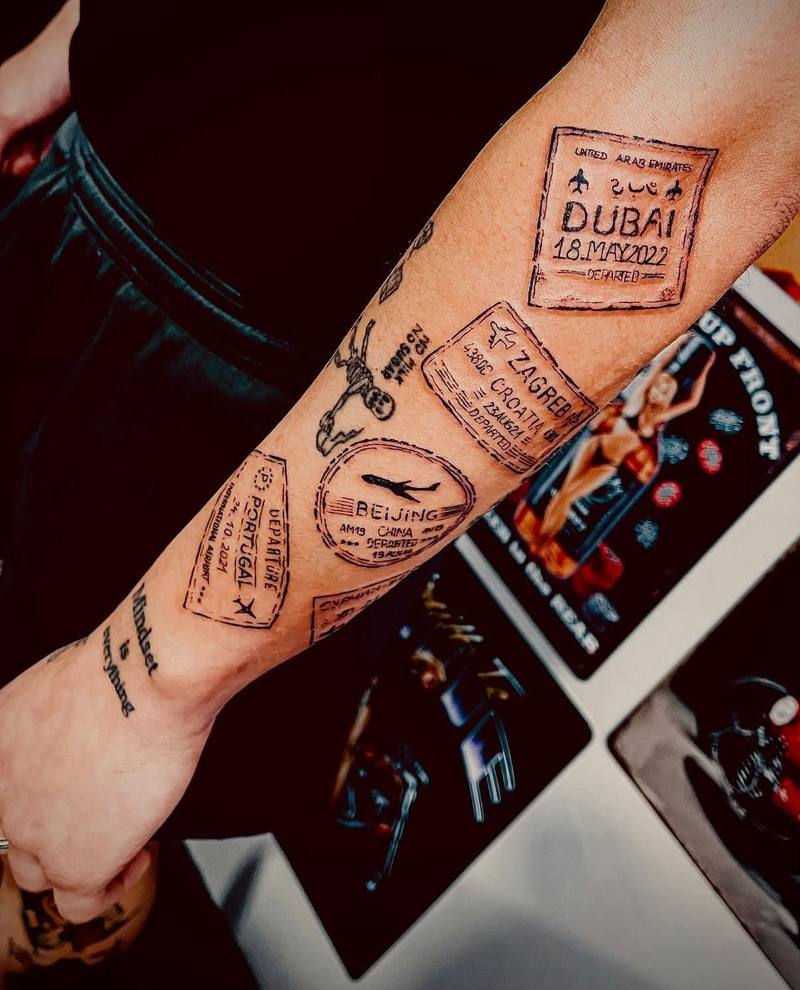 Reisestempel-Tattoos auf dem Unterarm